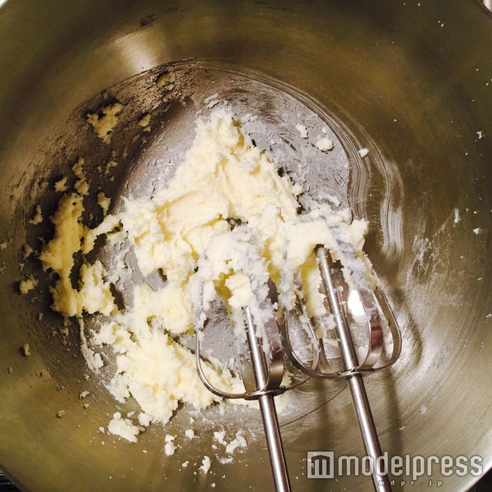 材料を混ぜて…/画像提供:柏原歩