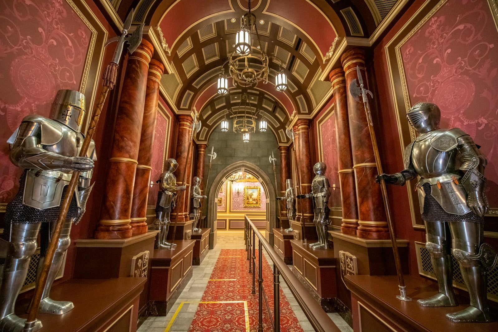  鎧の廊下／「美女と野獣“魔法のものがたり”」（C）Disney