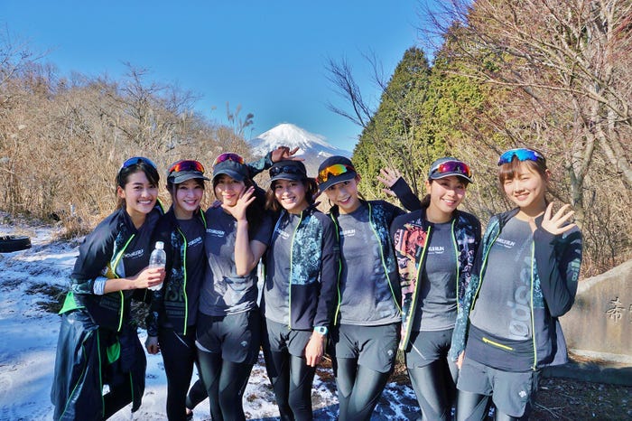 頂上で富士山をバックに記念撮影