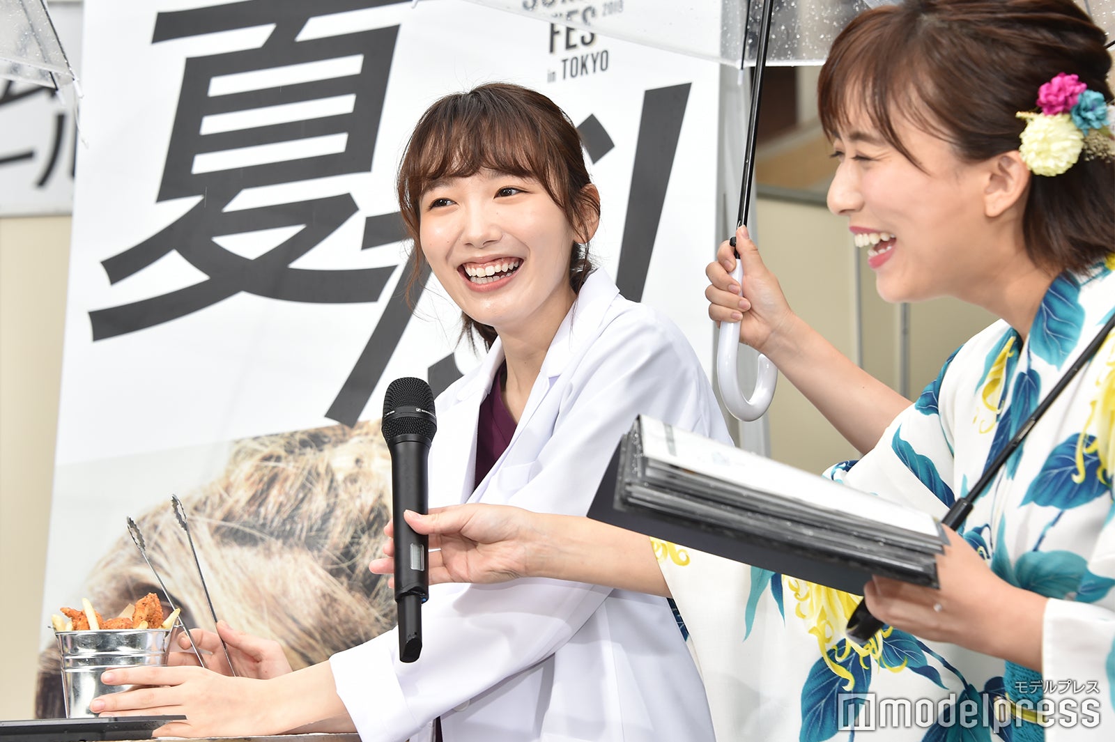 飯豊まりえ、山本雪乃アナウンサー （C）モデルプレス