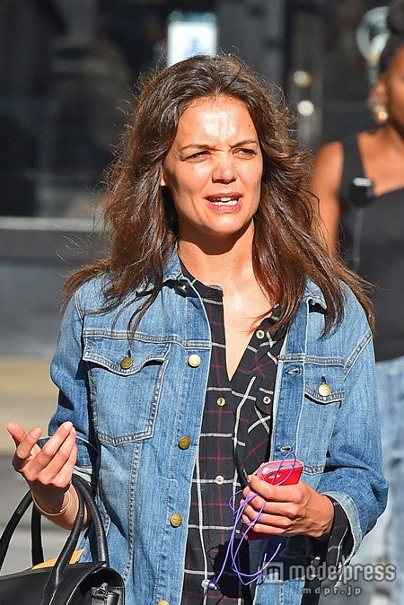 ケイティ・ホームズ、かなり残念な顔をパパラッチされる