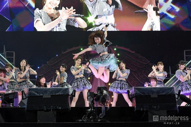 「大島優子卒業コンサート in 味の素スタジアム ～6月8日の降水確率56％（5月16日現在）、てるてる坊主は本当に効果があるのか？～」（C）AKS