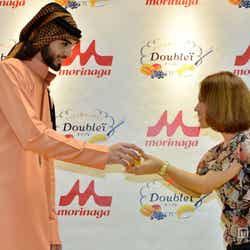 森永乳業のヨーグルト「Doublei(ドゥブレ)」を手渡すオマール・ボルガン・アルガラ氏