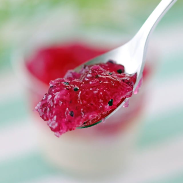 成城石井のバナナとドラゴンフルーツのゼリーのドラゴンフルーツのゼリーをすくった写真