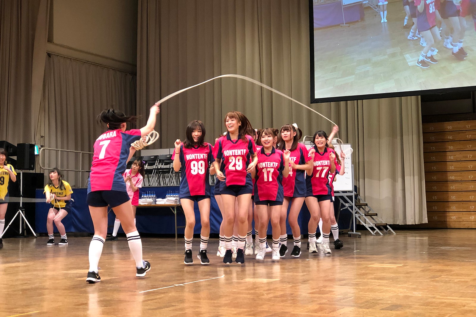 メイドたちが本気の勝負 （提供写真）