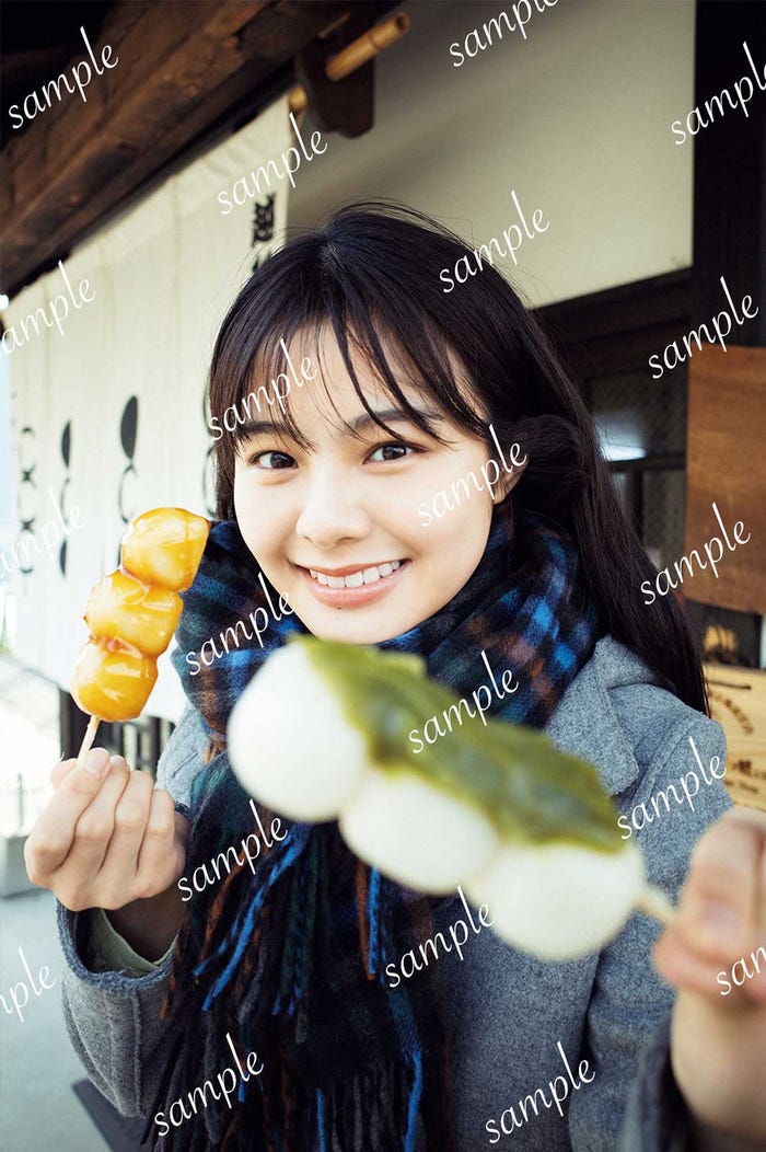 本間日陽1st写真集「ずっと、会いたかった」タワーレコードオンライン限定ポストカード「村上街歩き編」/撮影:酒井貴弘(C)KOBUNSHA