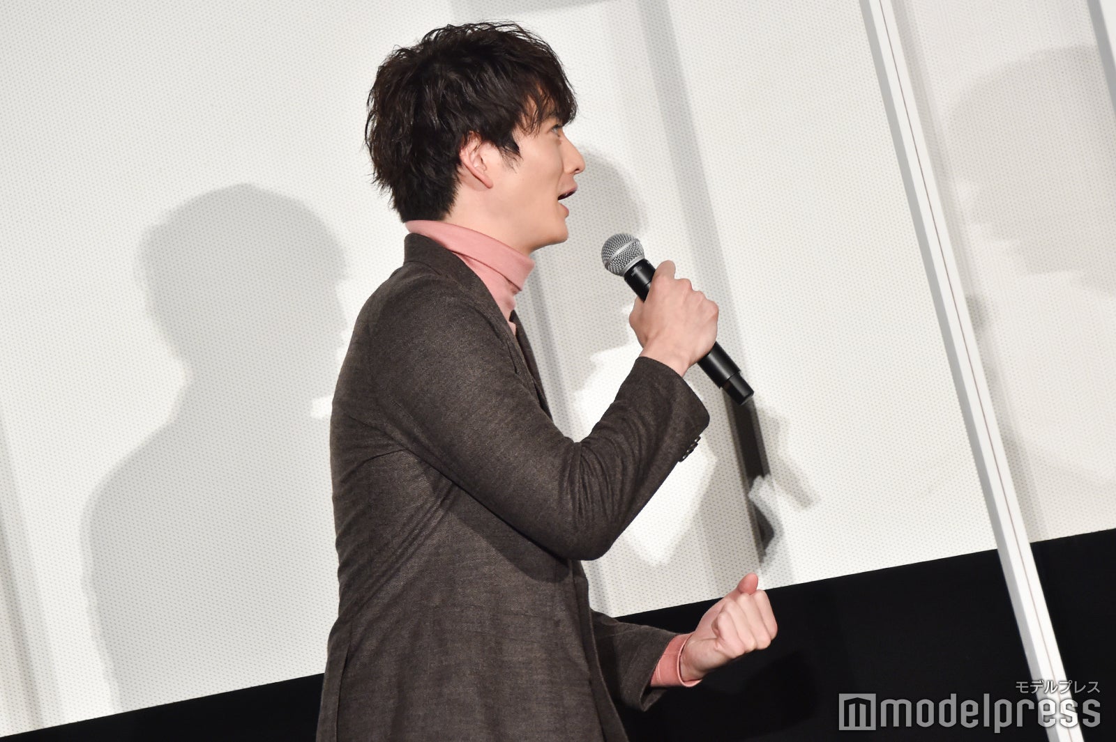 志尊淳に勝ってガッツポーズを決める岡田将生 （C）モデルプレス