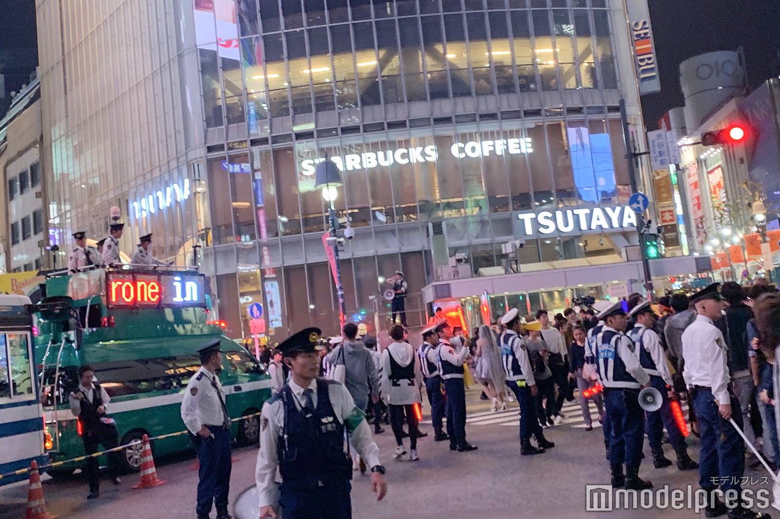 渋谷駅前で呼びかける警察官／2019年10月31日撮影 （C）モデルプレス