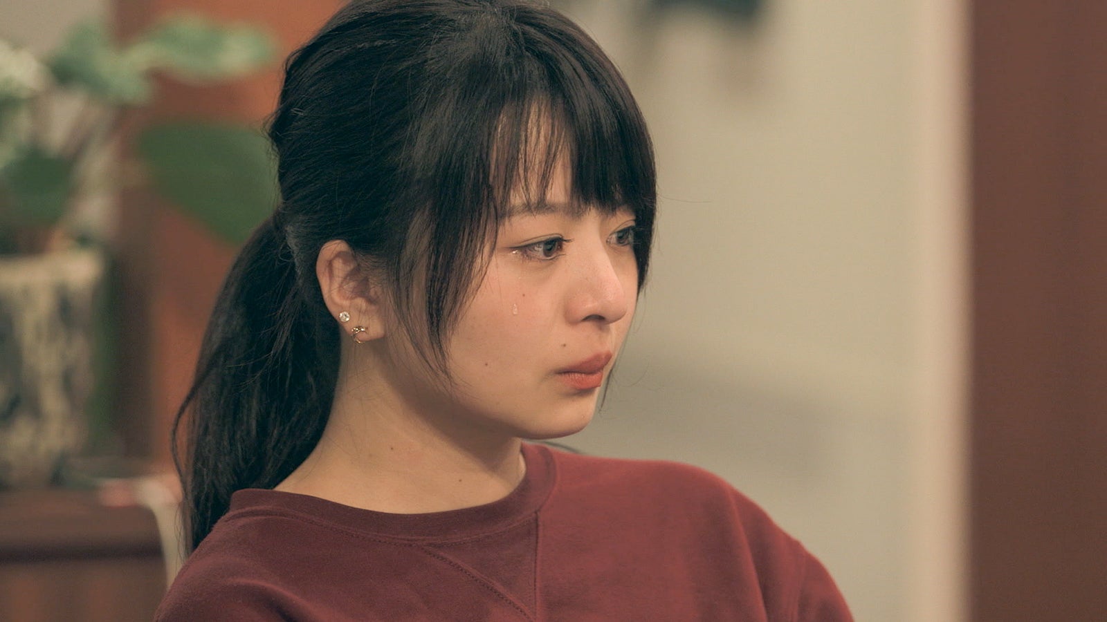 2人の卒業を聞き涙を流す優衣「TERRACE HOUSE OPENING NEW DOORS」33rd WEEK（C）フジテレビ／イースト・エンタテインメント