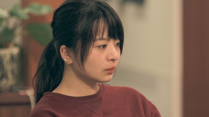 2人の卒業を聞き涙を流す優衣「TERRACE HOUSE OPENING NEW DOORS」33rd WEEK(C)フジテレビ/イースト・エンタテインメント
