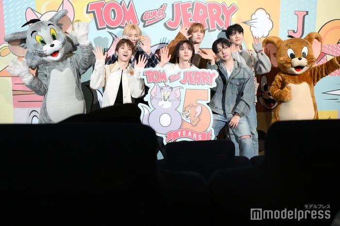 (両端)トムとジェリー(上段左から)LEEHAN(イハン)、TAESAN(テサン)、WOONHAK(ウナク)(下段左から)RIWOO(リウ)、SUNGHO(ソンホ)、JAEHYUN(ジェヒョン)(C)モデルプレス