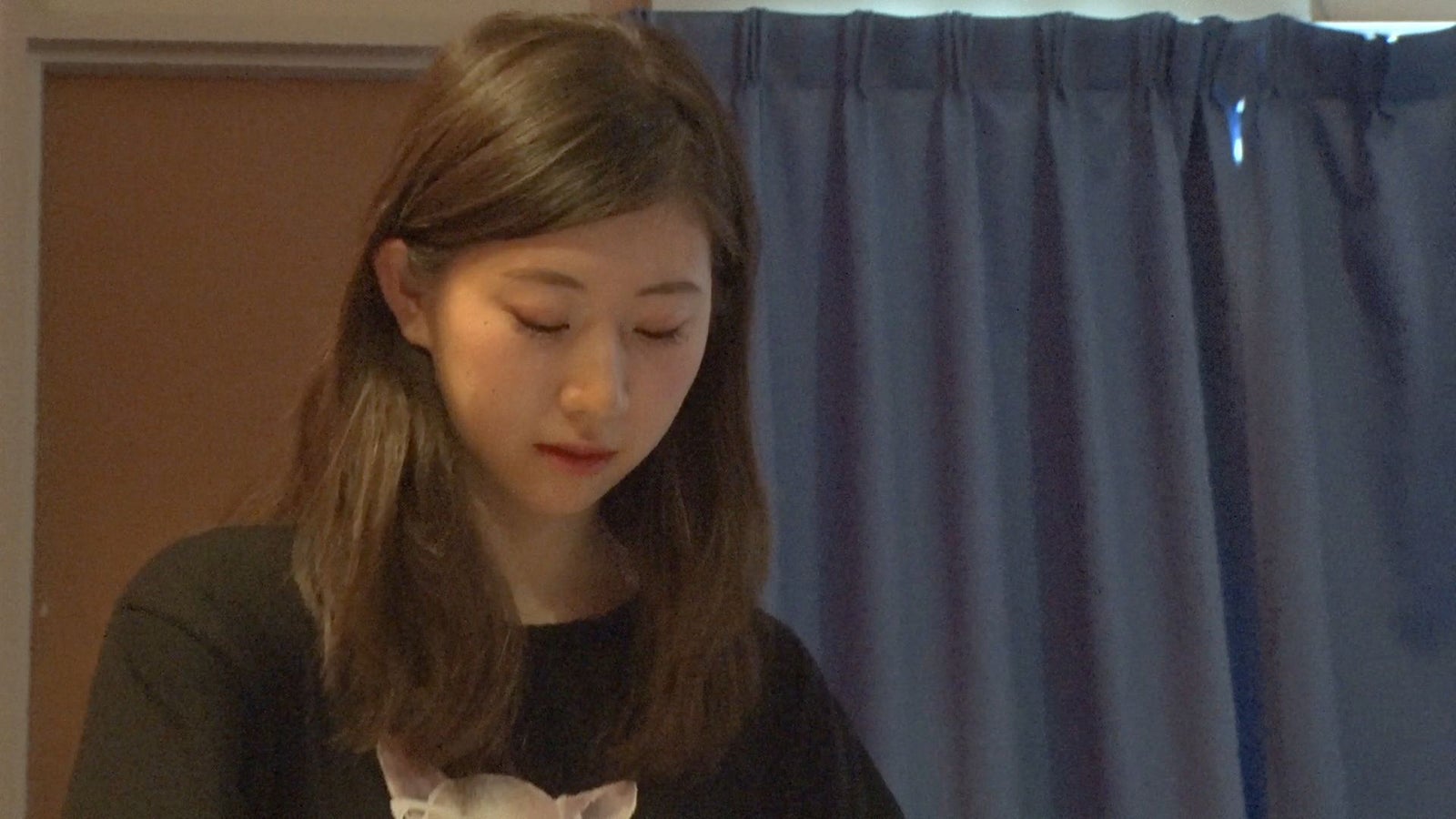 スタッフに悩みを打ち明けるユウちゃん／「あいのり：Asian Journey」第19話より（C）フジテレビ