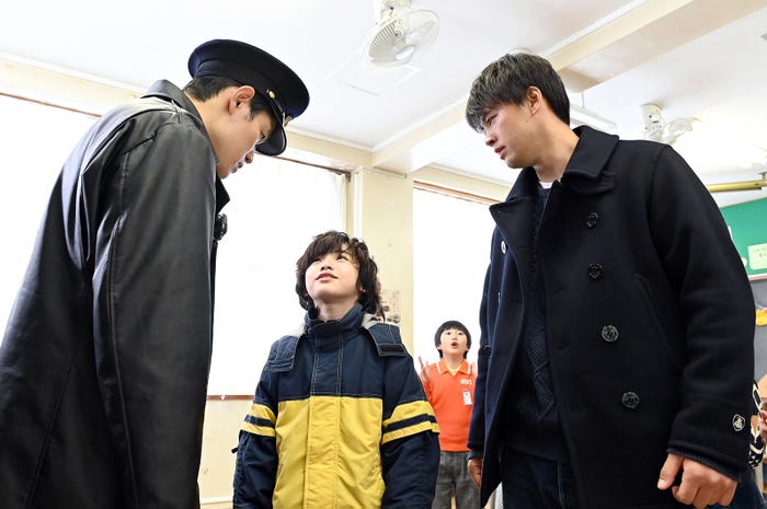 鈴木亮平、柴崎楓雅、竹内涼真/「テセウスの船」より(C)TBS