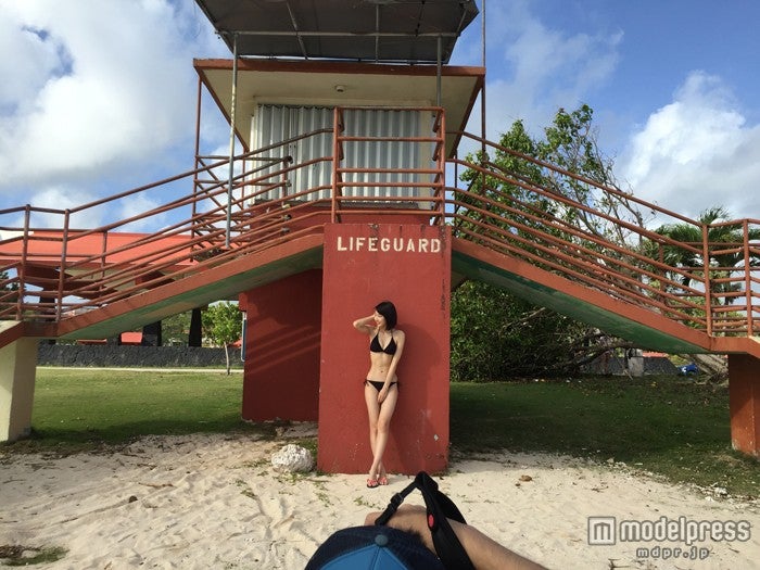 ブラックビキニで大人っぽく／画像提供：所属事務所