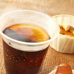 ホットワイン(赤)&骨付きソーセージ(C)Disney