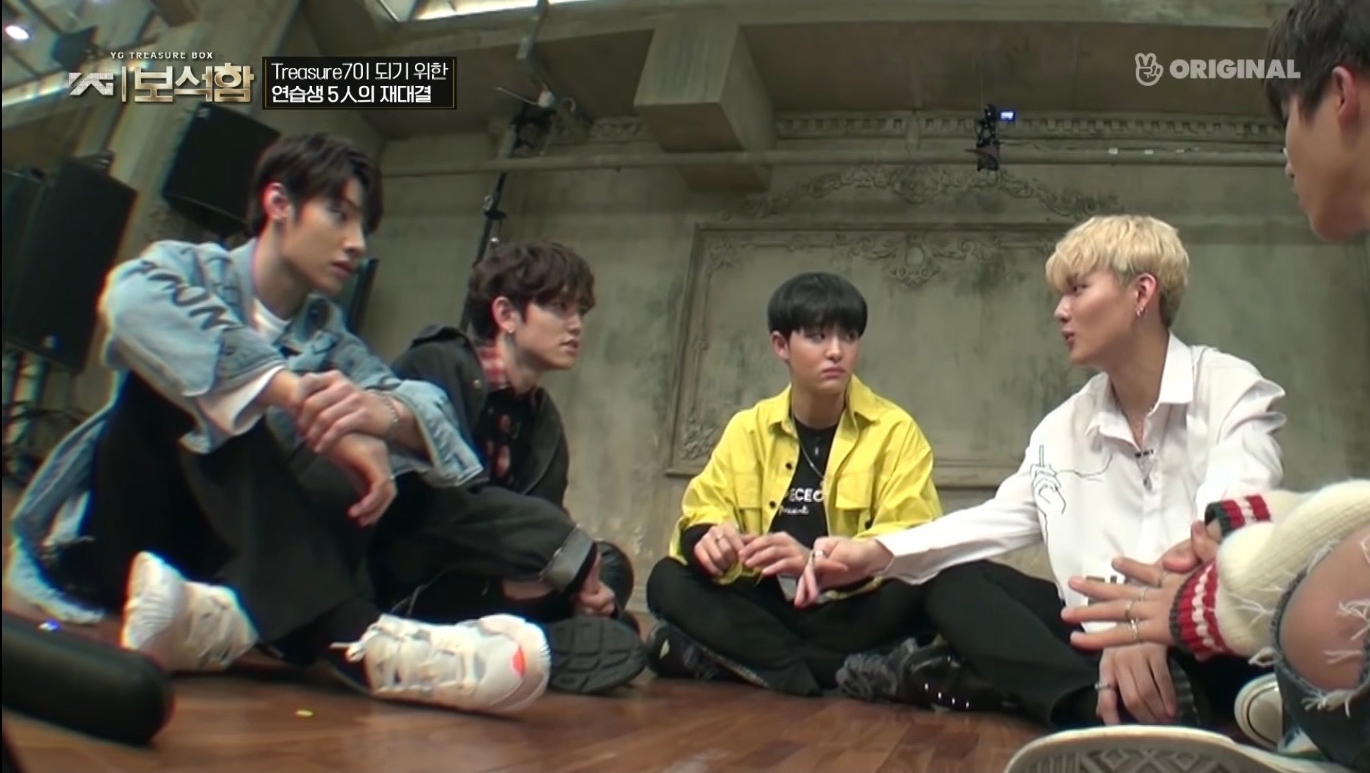 再テストのための選曲を相談するワン・グンホ、マシホ、ジフン、キム・スンフン、パク・ジョンウ  ／「YG宝石箱」公式YouTubeより