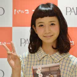 ピース姿の三戸なつめ