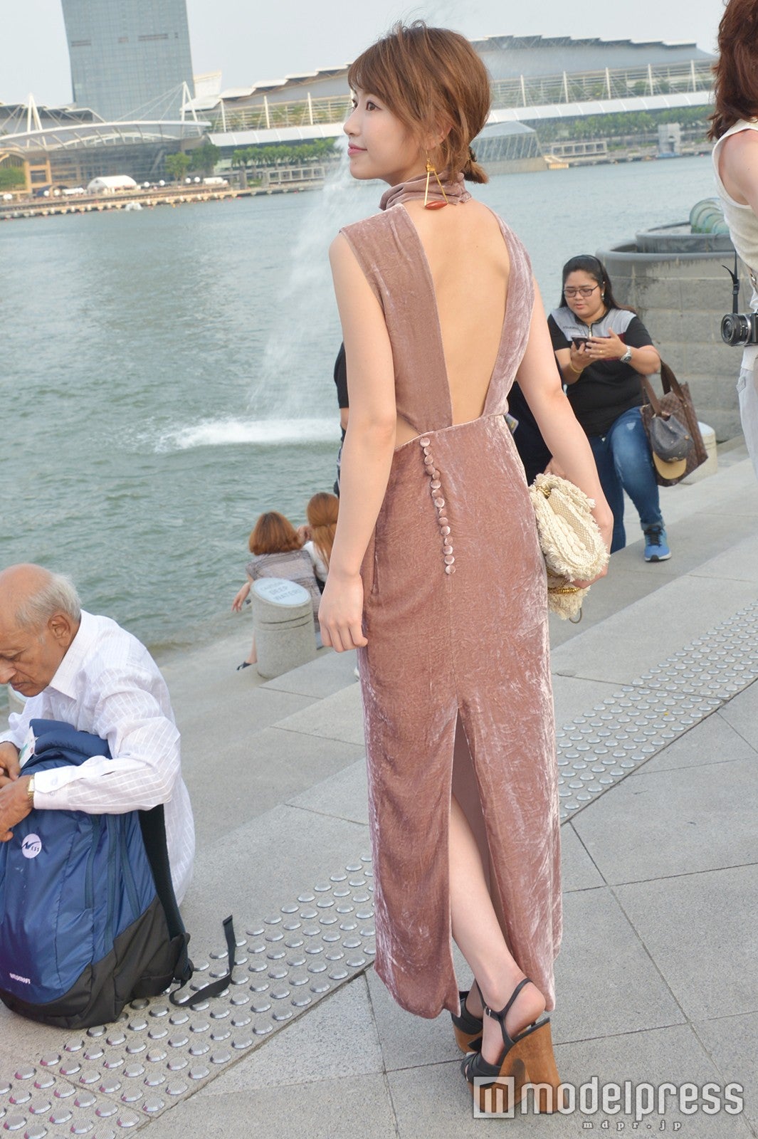 背中の開いたドレスの着こなし （C）モデルプレス