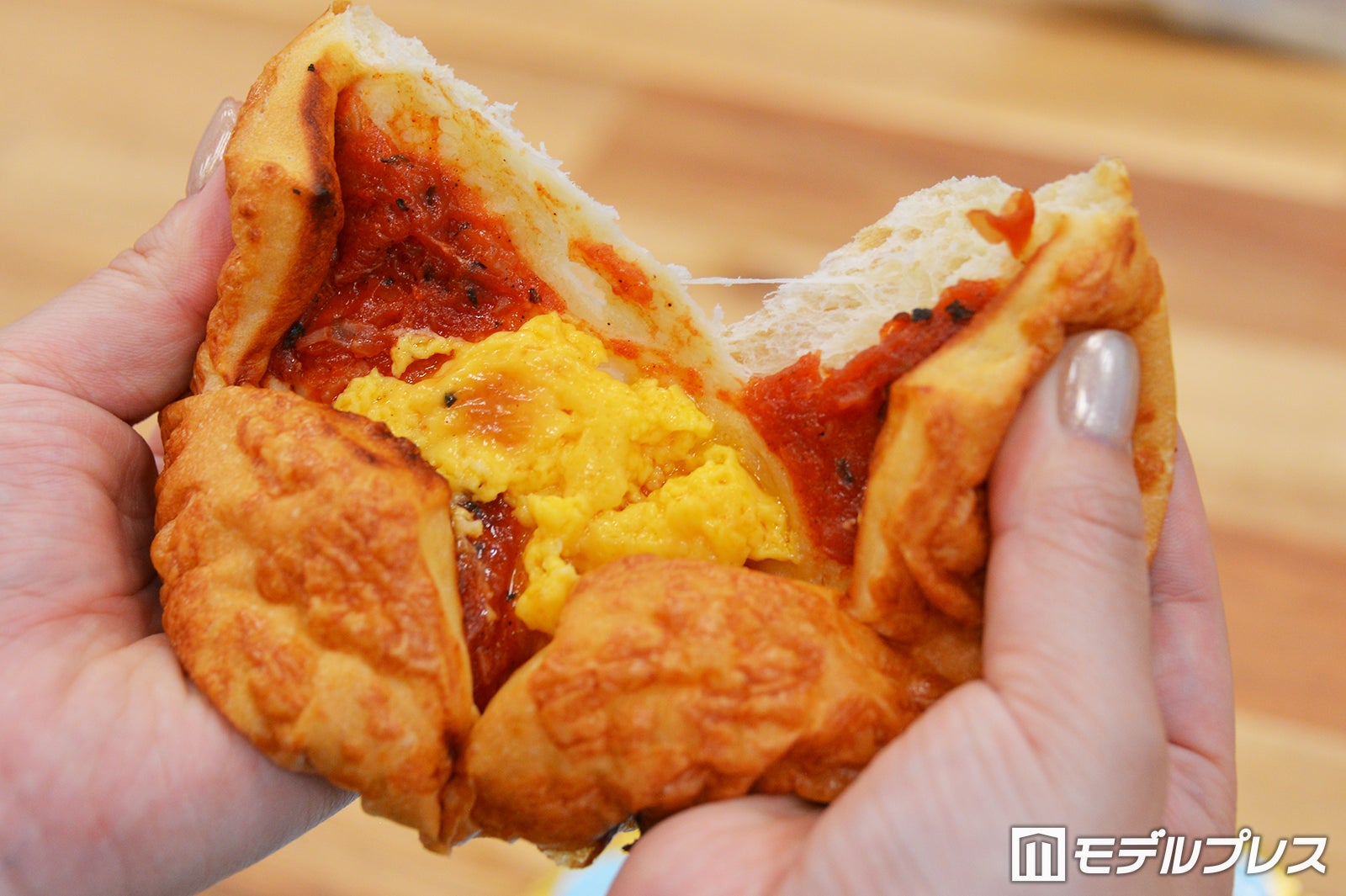 ファミマ、“超も～っちり”食感の新作パンを実食！じゅわもちピザパン、はみ出すホイップのあんぱん等3種