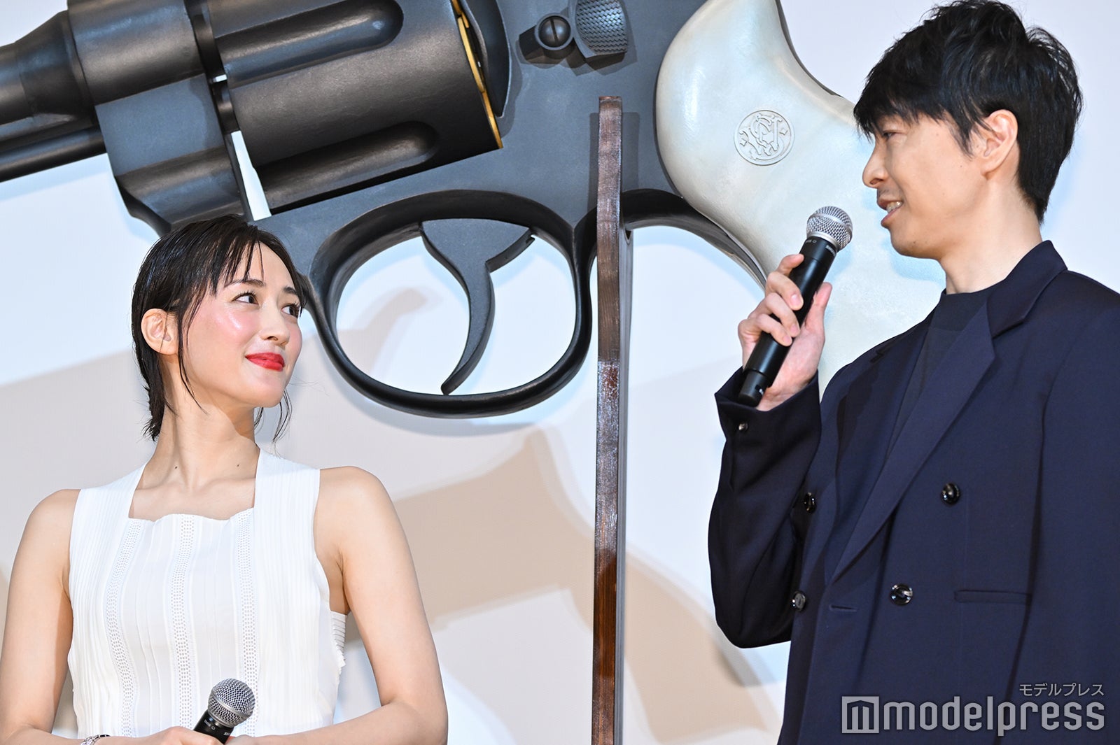 綾瀬はるか、長谷川博己（C）モデルプレス