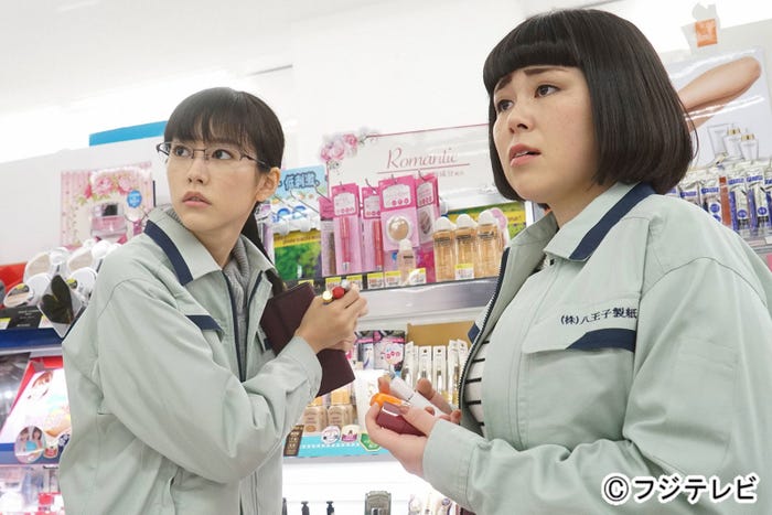 桐谷美玲、ブルゾンちえみ/『人は見た目が100パーセント』第1話より(画像提供:フジテレビ)