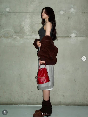 TWICEサナ、美肩あらわなノースリーブコーデに反響「めっちゃ綺麗」「美人すぎるやん」