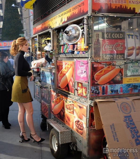 ホットドッグを購入するベラ。WENN.com/Zeta Image