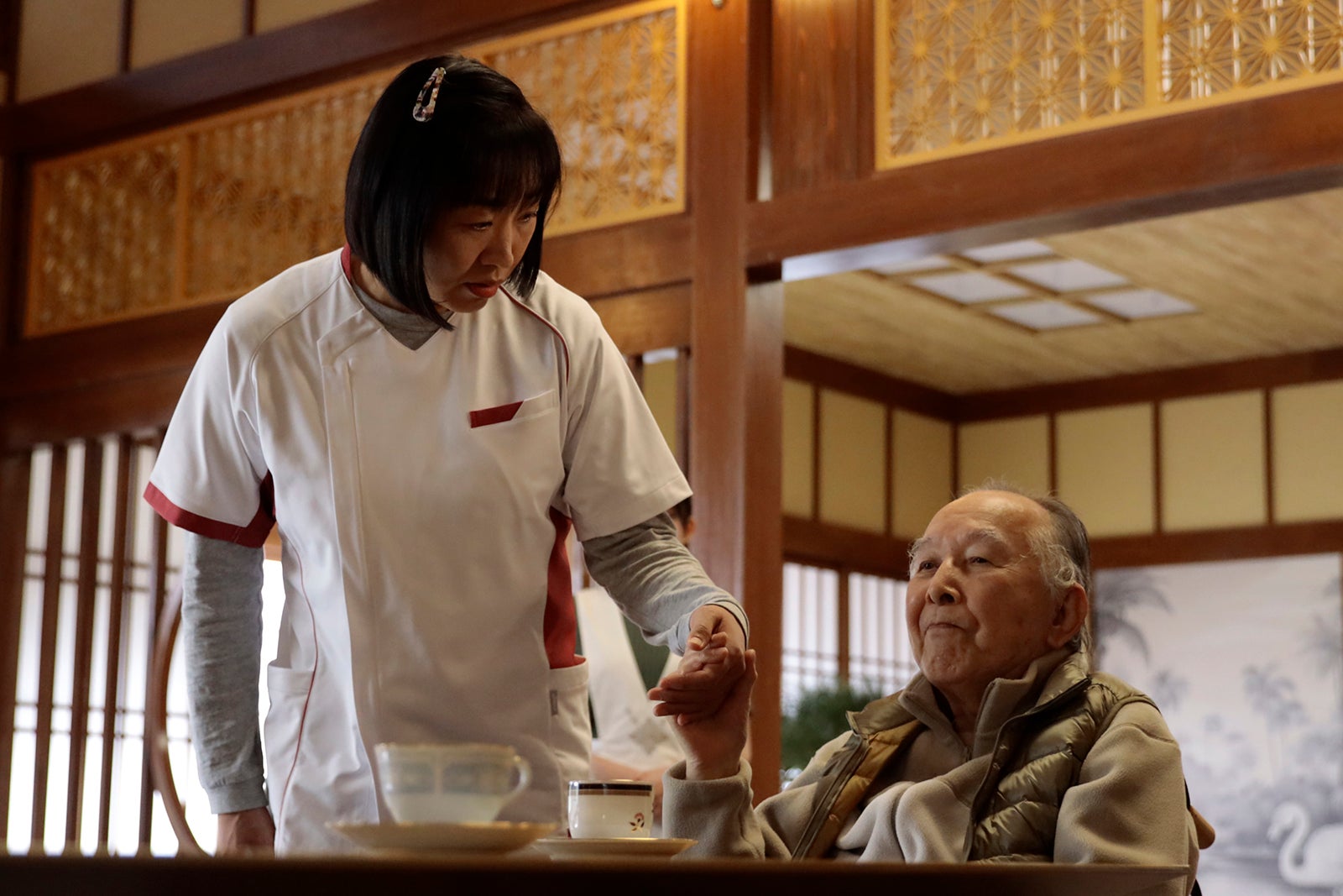 山崎静代、橋爪功「プライベートバンカー」第6話（C）テレビ朝日