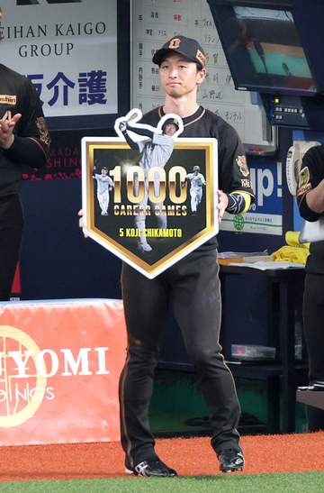 阪神 近本光司が1000試合出場 チームの雰囲気物語ったベンチでの祝福風景 選手全員＆藤川監督も拍手で迎える