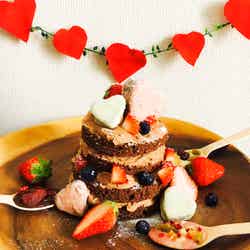 お家バレンタインならお手軽「ネイキッドケーキ」がぴったり！【トレンドレシピ】／画像提供：柏原歩