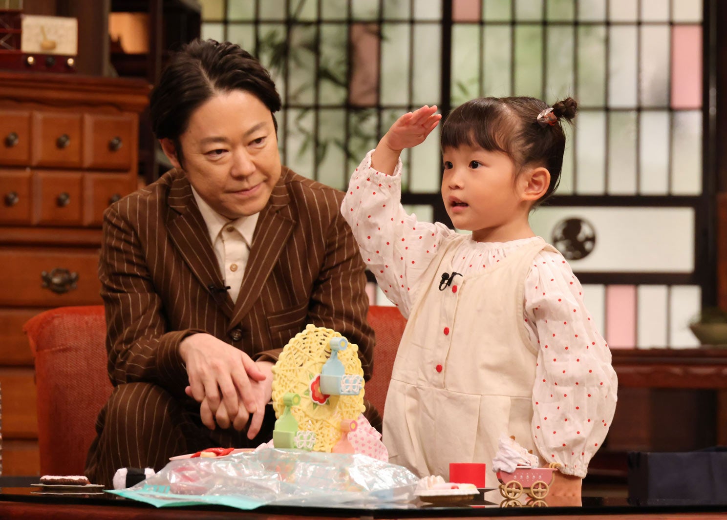 阿部サダヲ、村方乃々佳 （C）カンテレ