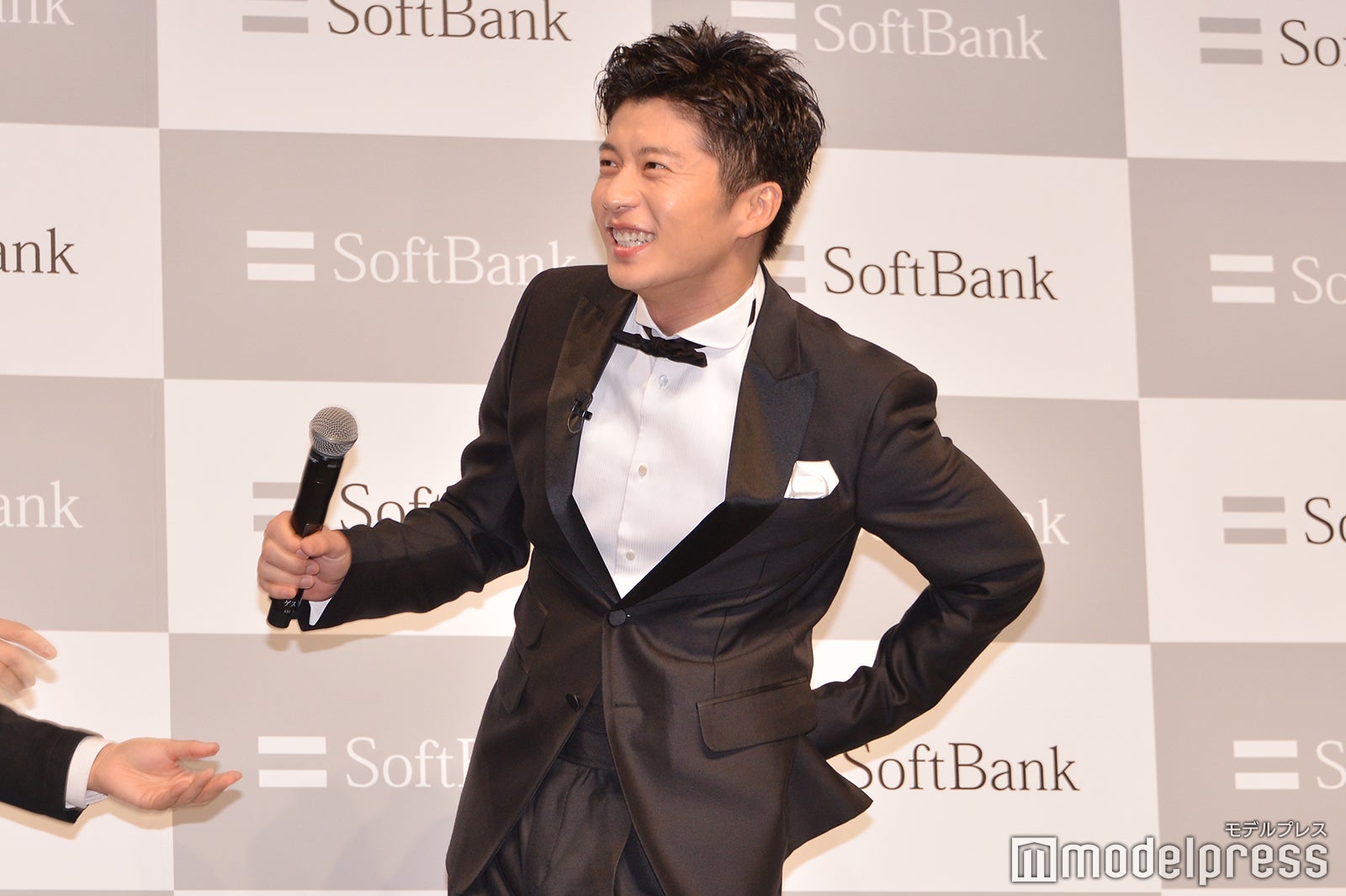 イリュージョンで女性の身体が半分になってしまったため痛がる田中圭（C）モデルプレス