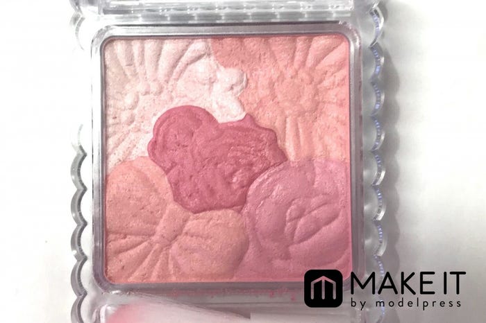 キャンメイク/グロウフルールチークス/04 ストロベリーフルール/800円(税抜) (C)メイクイット