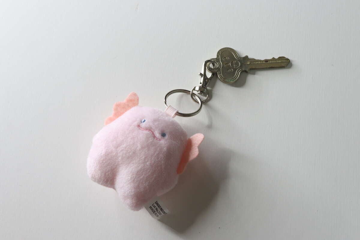 鍵に直接取り付けられたピンクのウーパールーパーのマスコット 鍵に直接取り付けられたピンクのウーパールーパーのマスコット