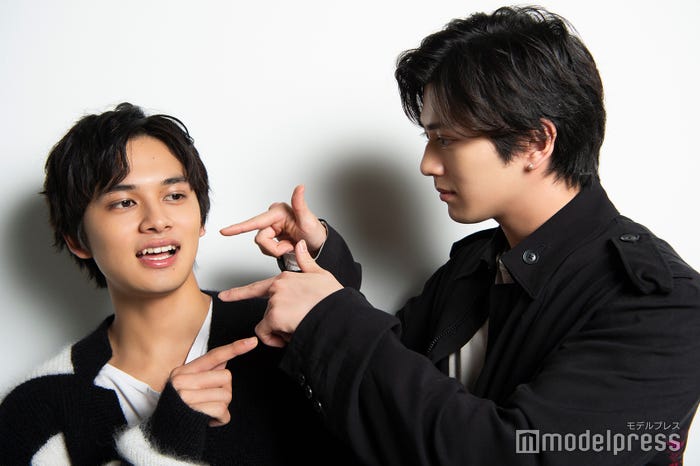 撮影中もじゃれ合いが止まらない2人 (C)モデルプレス