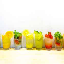 果物サワーバー「ヨツバー」渋谷に誕生 カラフル&ジューシーな果実感/画像提供:ヨツバー