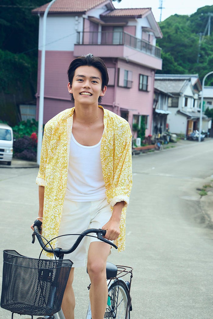 「日向亘1st写真集 5W1H」先行カット/写真:神藤剛 (C)KADOKAWA