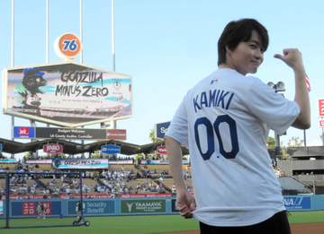 ドジャース 神木隆之介が始球式登板に「おこがましいですよ本当に」恐縮しきり 大谷翔平は「漫画の主人公より主人公の方」スネルと記念撮影も