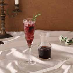 Red Grape Sparkling Soda 税込990円(C)HYBE LABELS JAPAN & HYBE. All Rights Reserved.
