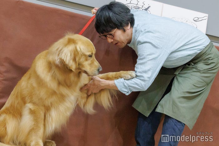 フリトと戯れる山崎まさよし(C)モデルプレス