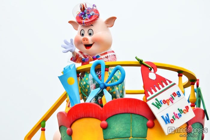 雨天バーションの「ディズニー・サンタヴィレッジ・パレード」