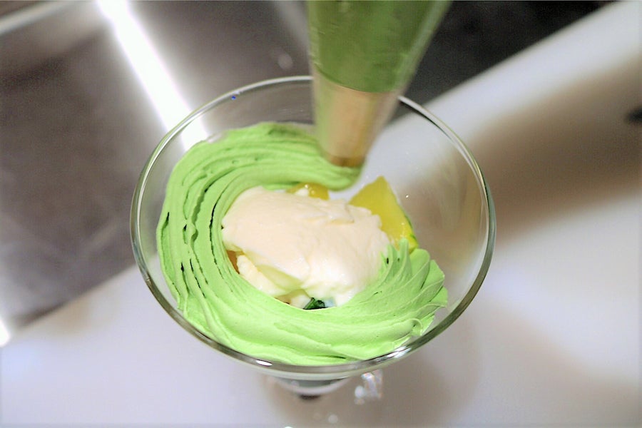 林屋新兵衛 濃茶パフェ 生クリーム絞る