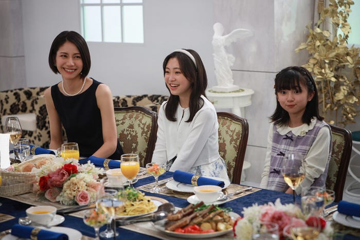 松下奈緒、新井美羽、白山乃愛「スカイキャッスル」第1話より(C)テレビ朝日