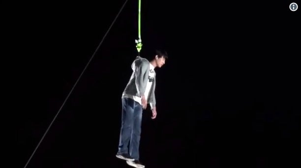 杉野遥亮、宙吊りで“ストラップ化”「怖くないの？！」「可愛すぎ」