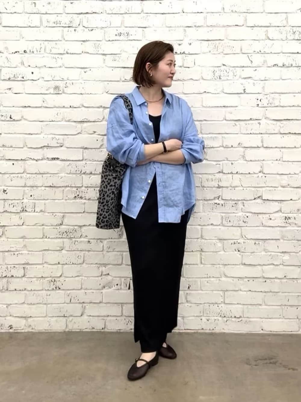 きれいなブルーが爽やかな「リネンシャツ」を羽織って 出典:WEAR