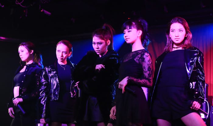 「WInding Road」Liveより(画像提供:avex)