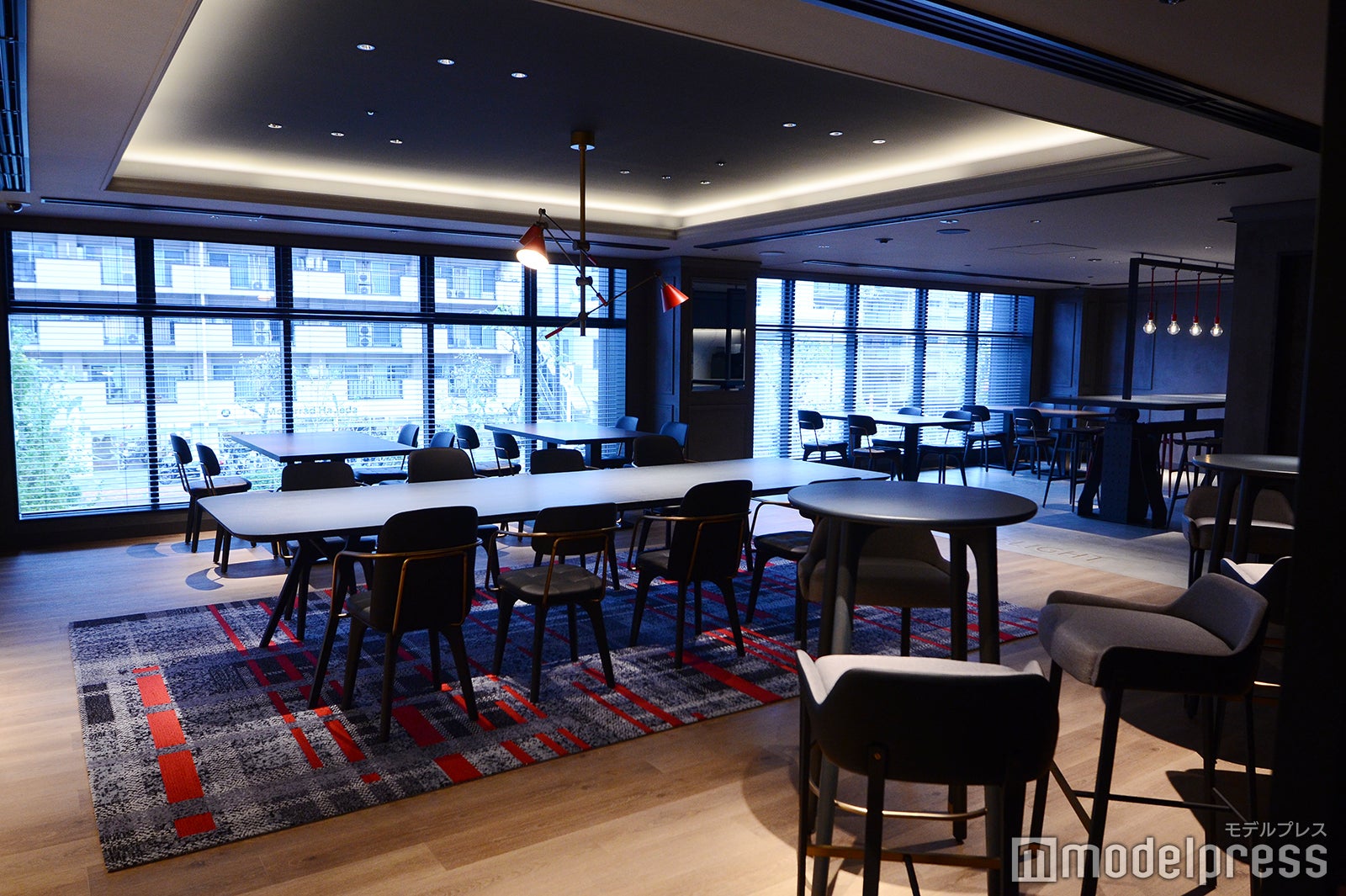 隣の鍵付きラウンジは航空会社のキャビンクルーなど関係者向け／メルキュール東京羽田エアポート（C）モデルプレス