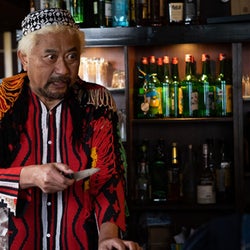 ブラザートム、台本通りにできない!?クセの強いカフェ店長を熱演中『隕石家族』第7話