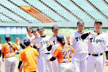 元虎戦士6人衆が倉敷マスカットスタジアムで野球教室 阪神が野球振興イベント「トライアルベースボール」を開催
