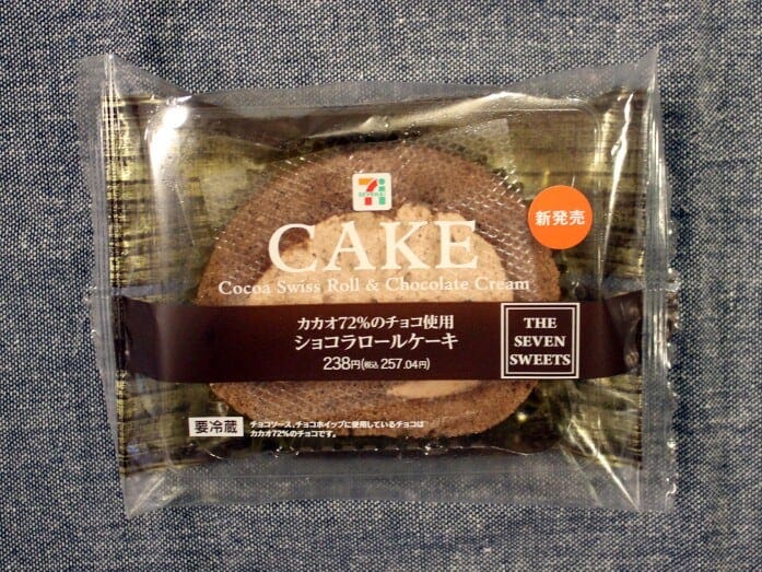 カカオ分72％のチョコを使用したスイーツは、写真のロールケーキとプリンの2品